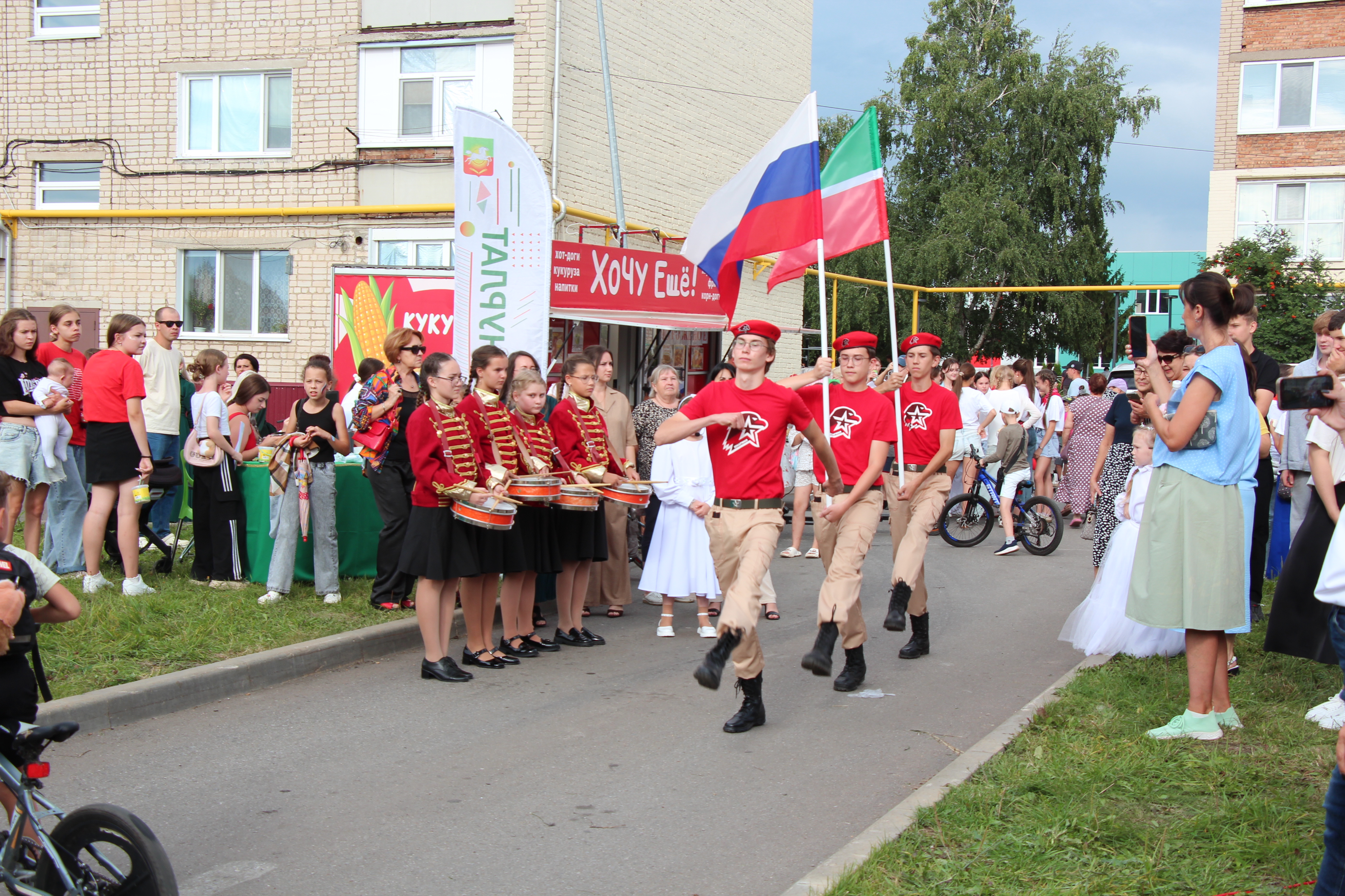 Открытие прошло с выноса государственных флагов