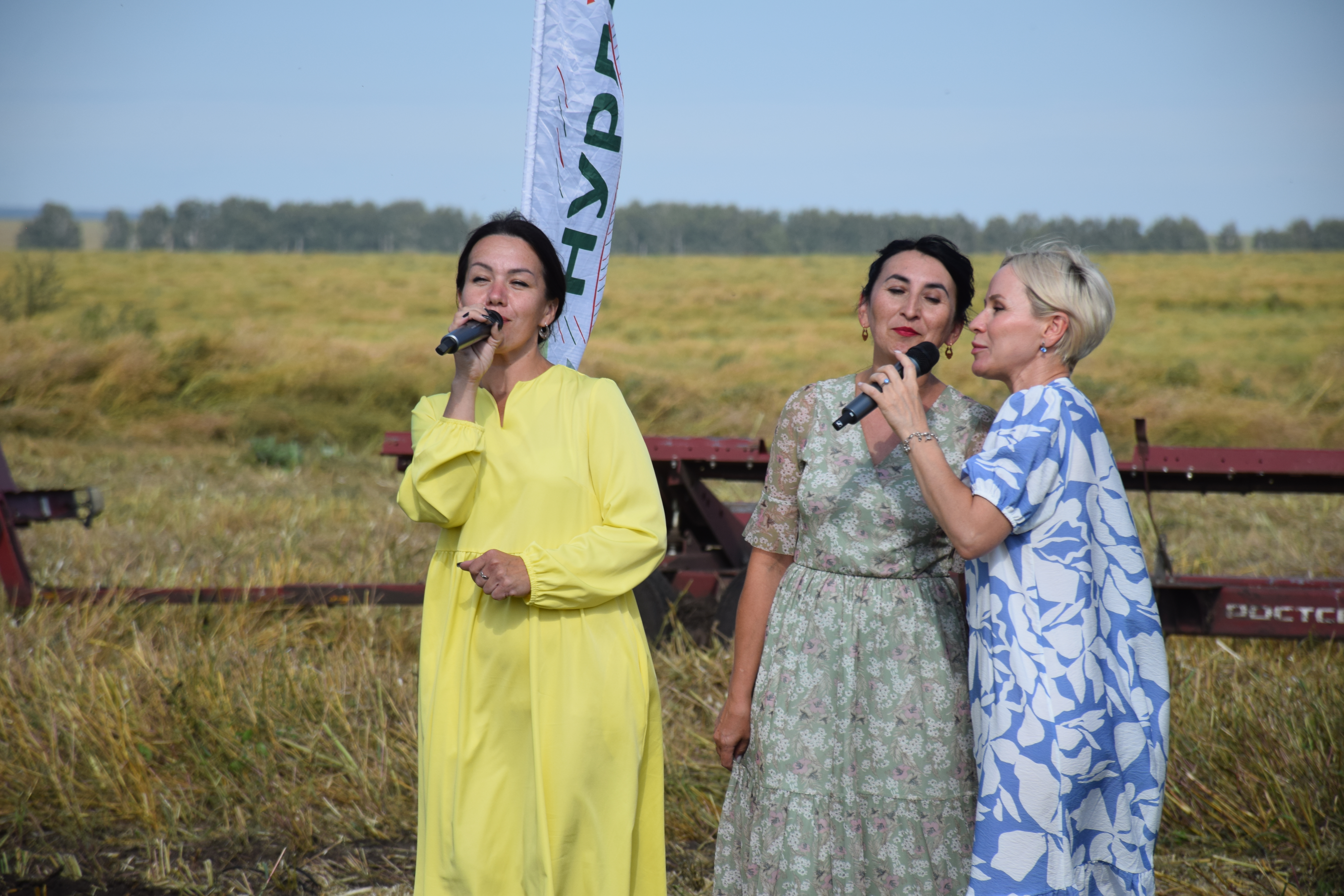 Атмосферу праздника поддержали выступления членов агитбригады