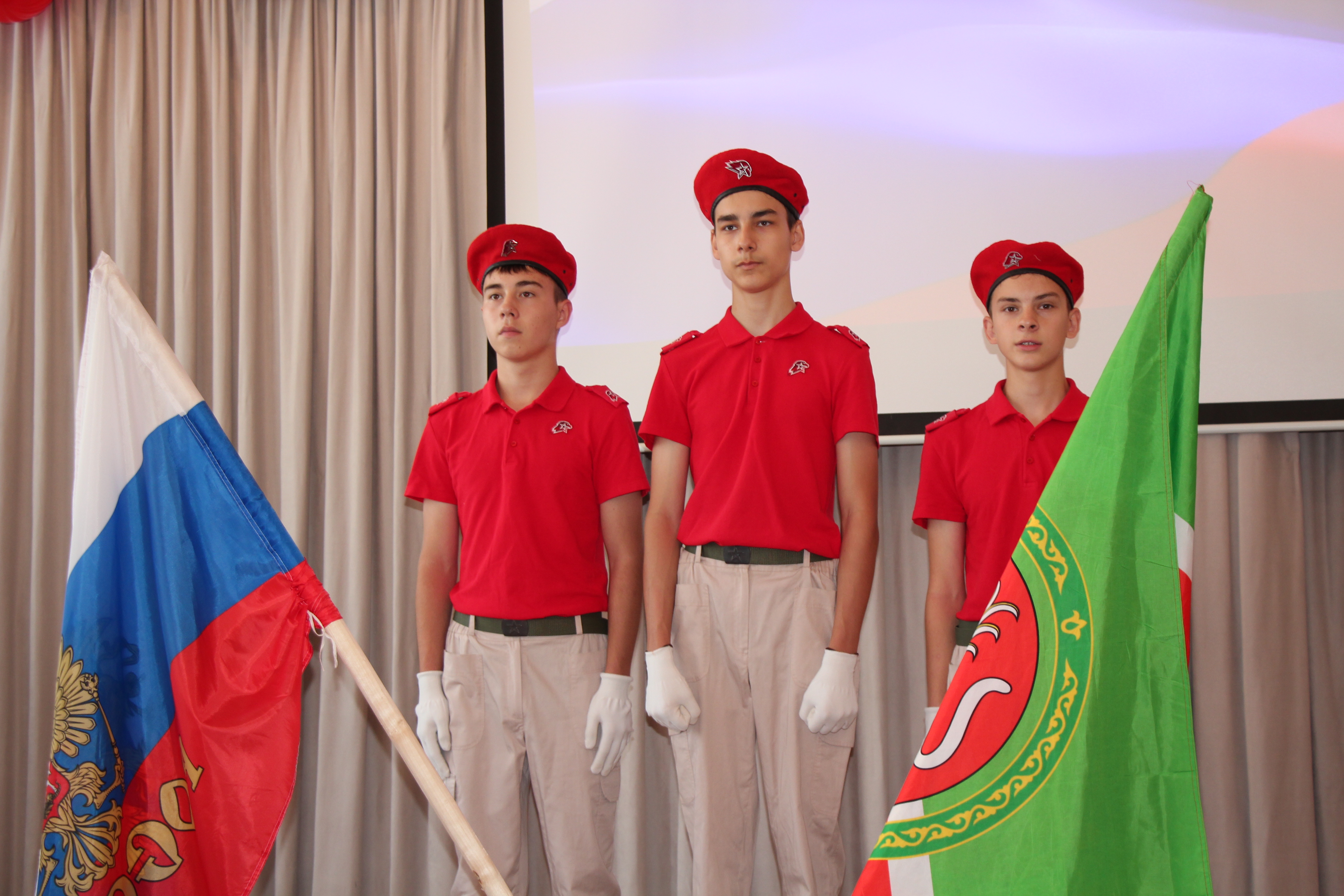  Юнармейцы торжественно вынесли флаги