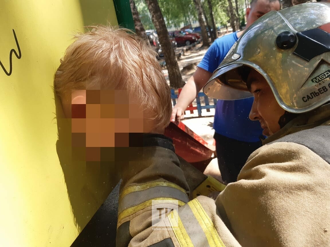 В одном из дворов жилого дома Татарстана в стенке горки у мальчика застряла  голова