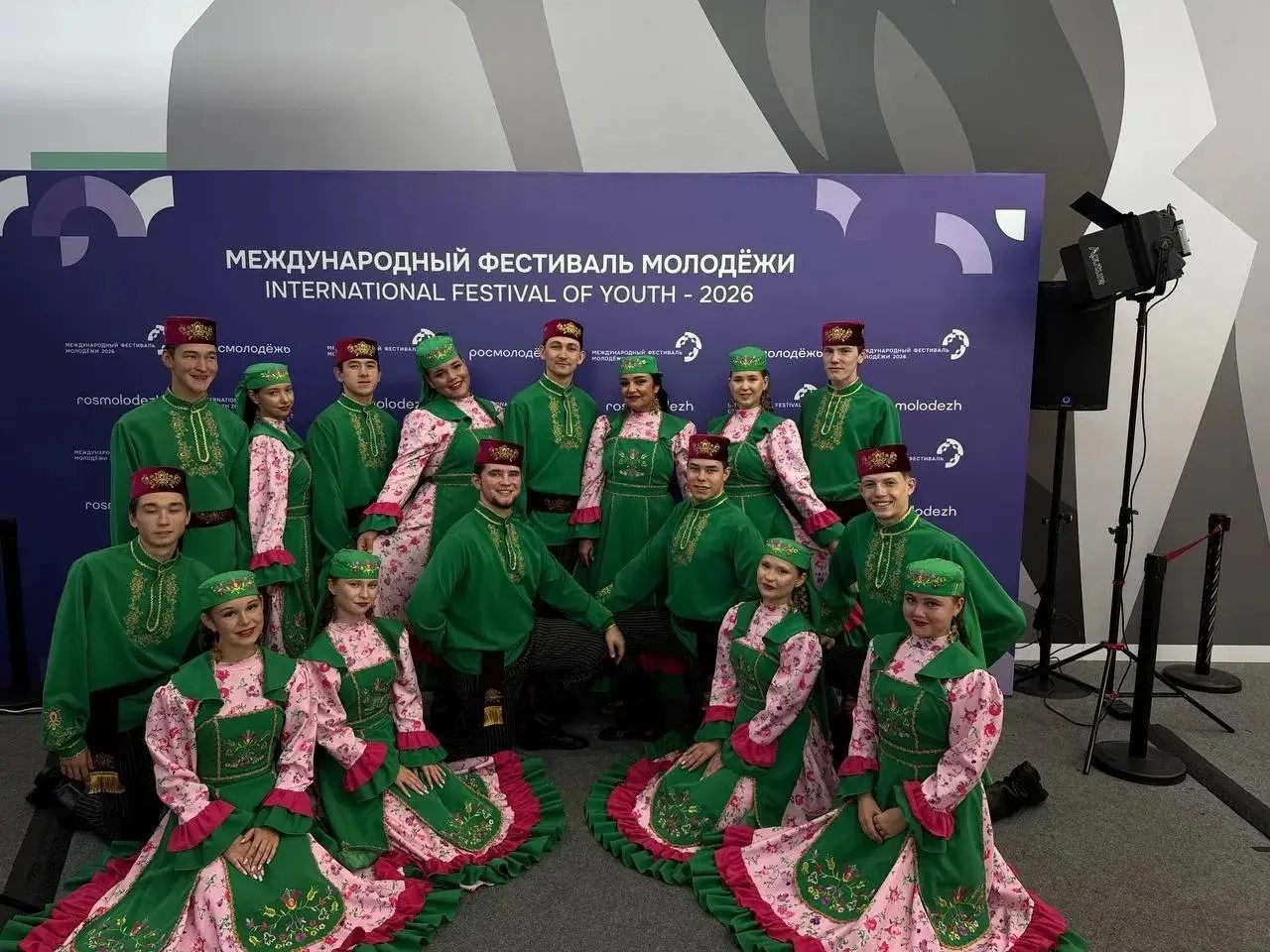 Двойняшки из Нурлата Карина и Зарина Заборины выступили на Международном фестивале молодежи