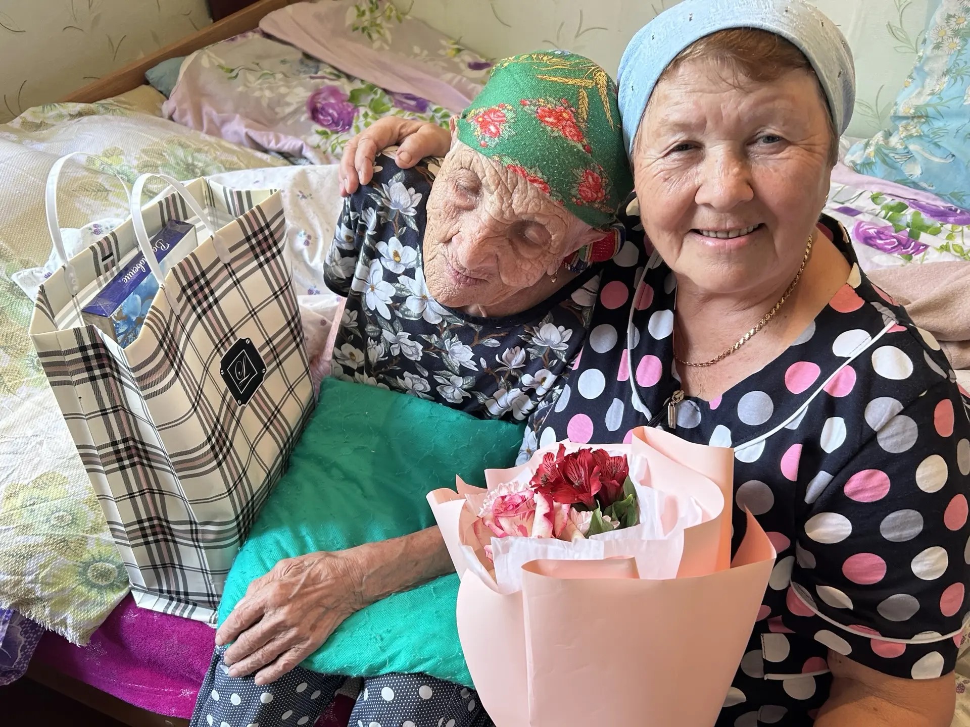 В Нурлатском районе с Днем пожилых людей поздравили долгожительницу, которая скоро отметит 100-летний юбилей