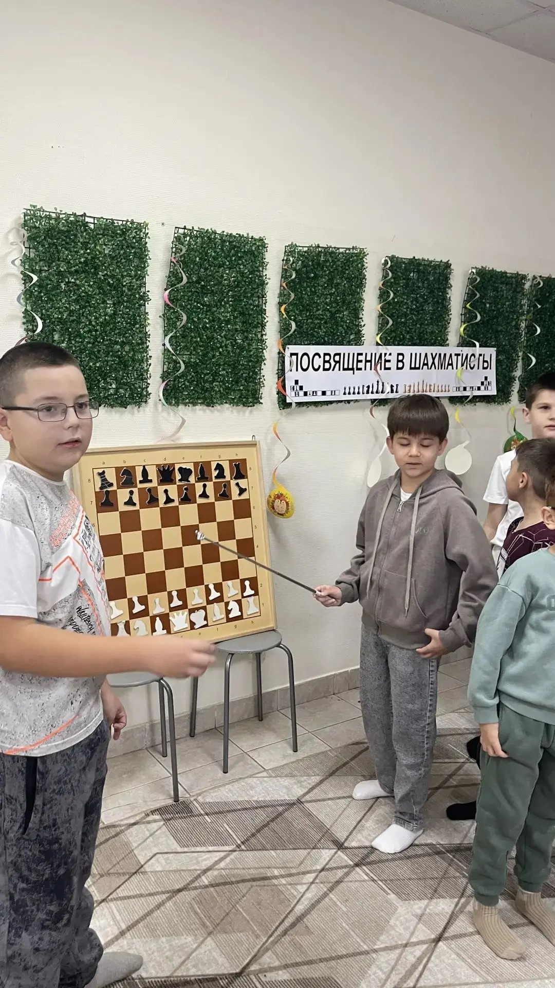 на скорость расставляли шахматные фигуры на доске