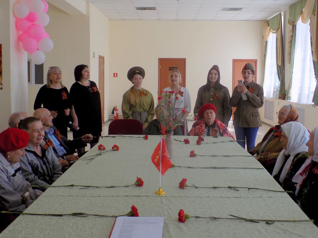 Жители дружного дома в Нурлате поздравили тружеников тыла и детей войны