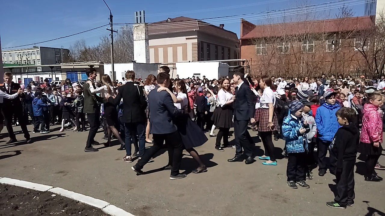 Ученики городской школы №1 в преддверии Дня Победы станцевали Вальс Победы