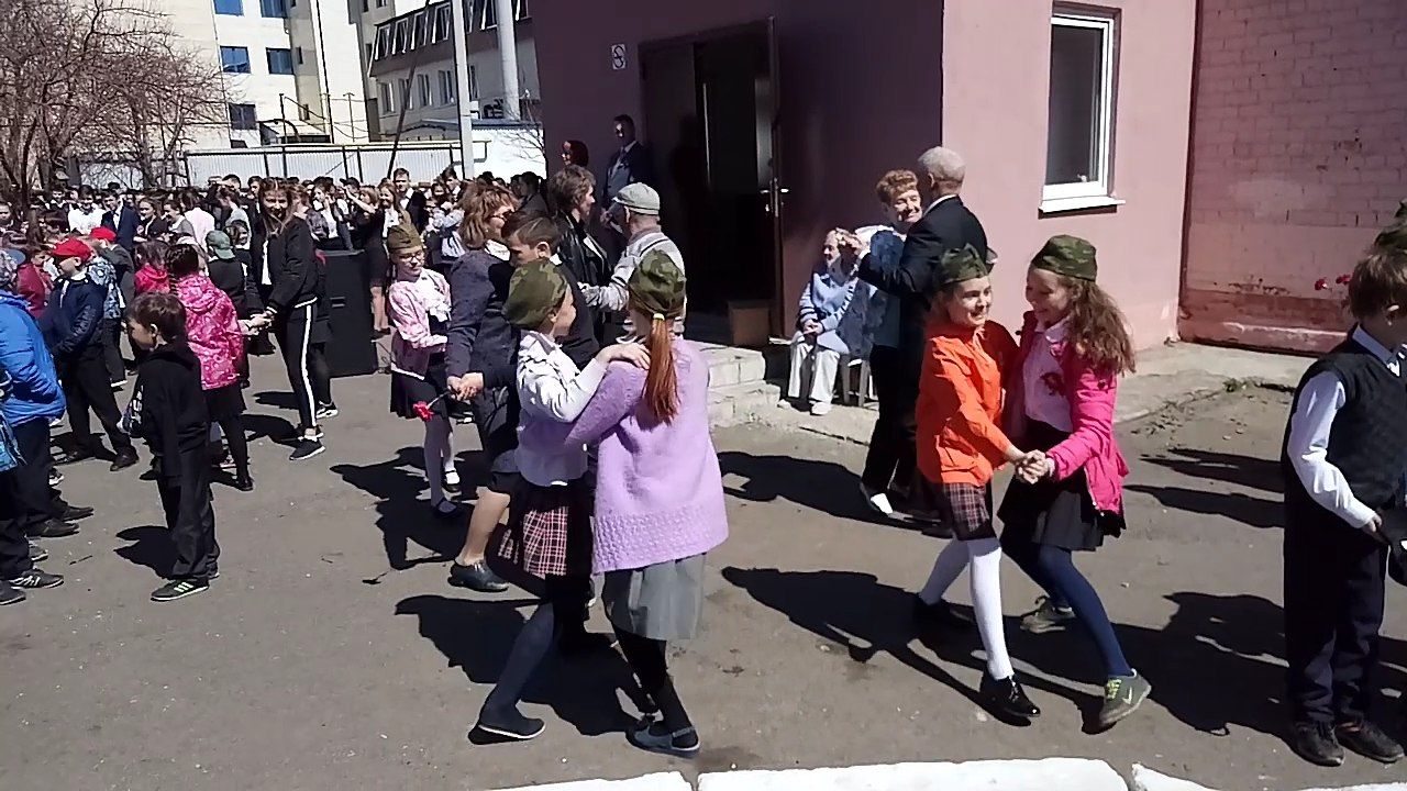 Ученики городской школы №1 в преддверии Дня Победы станцевали Вальс Победы