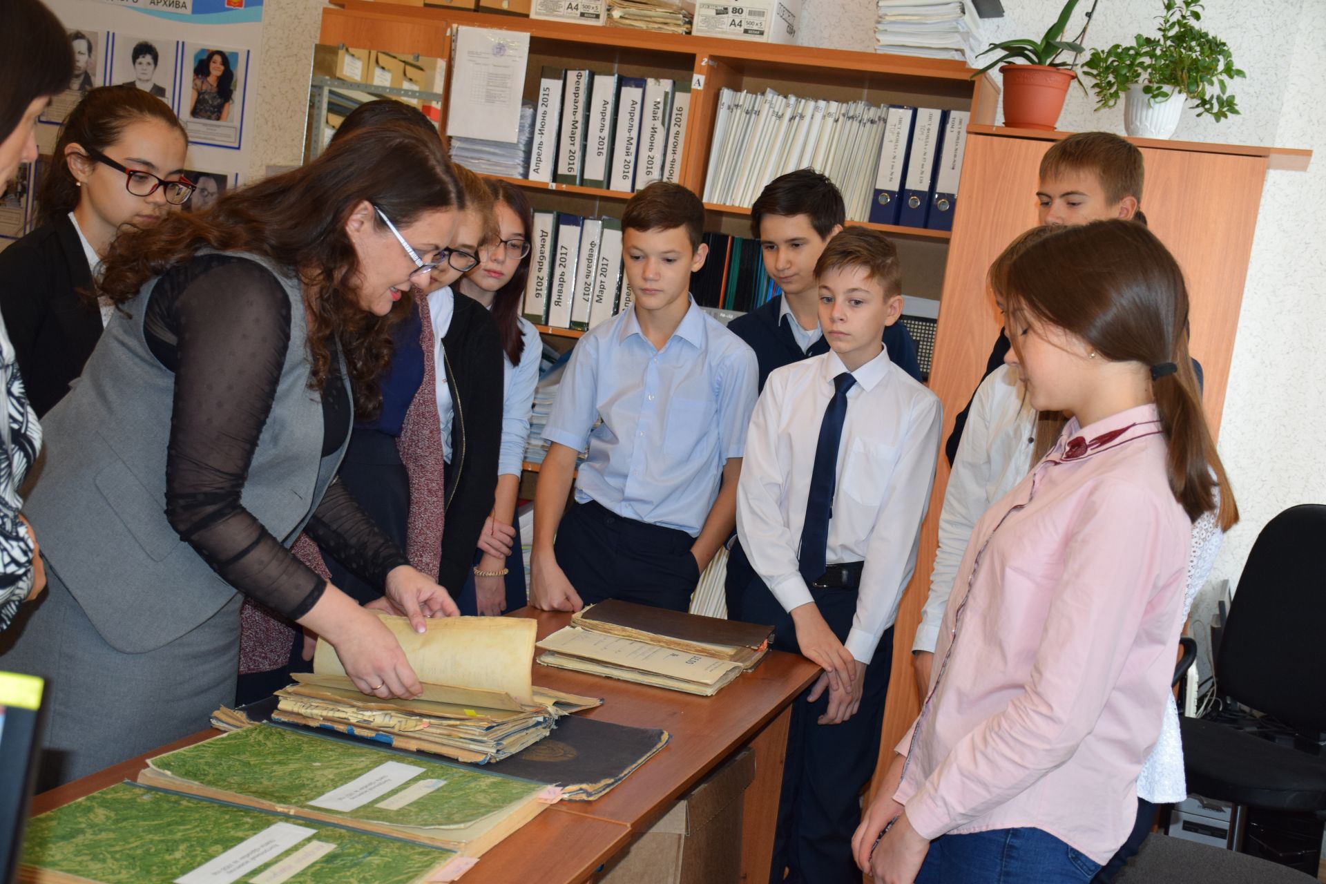 Нурлатские школьники посетили с экскурсией районный архив