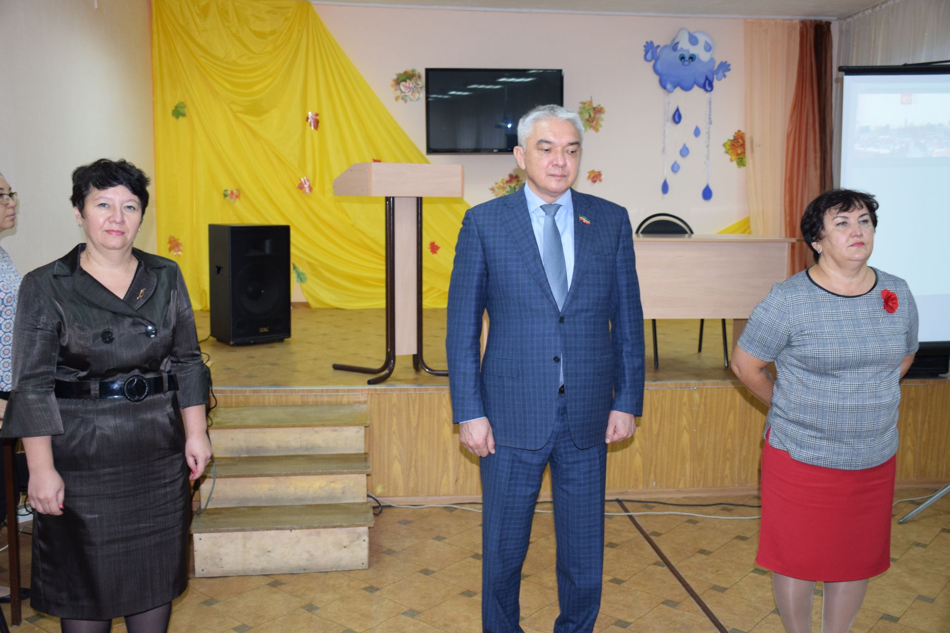 Депутат Госсовета РТ Раис Сулейманов встретился с учащимися городской школы №2