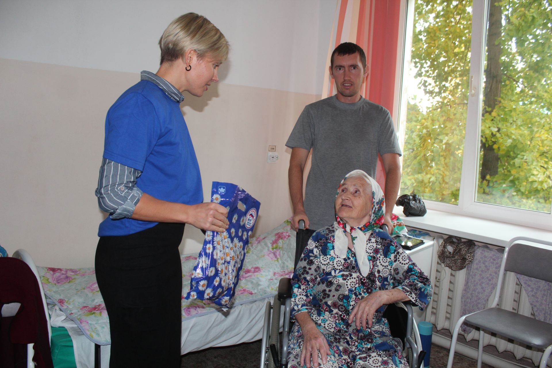 Нурлатские единороссы порадовали пожилых людей в рамках федерального проекта «Старшее поколение»