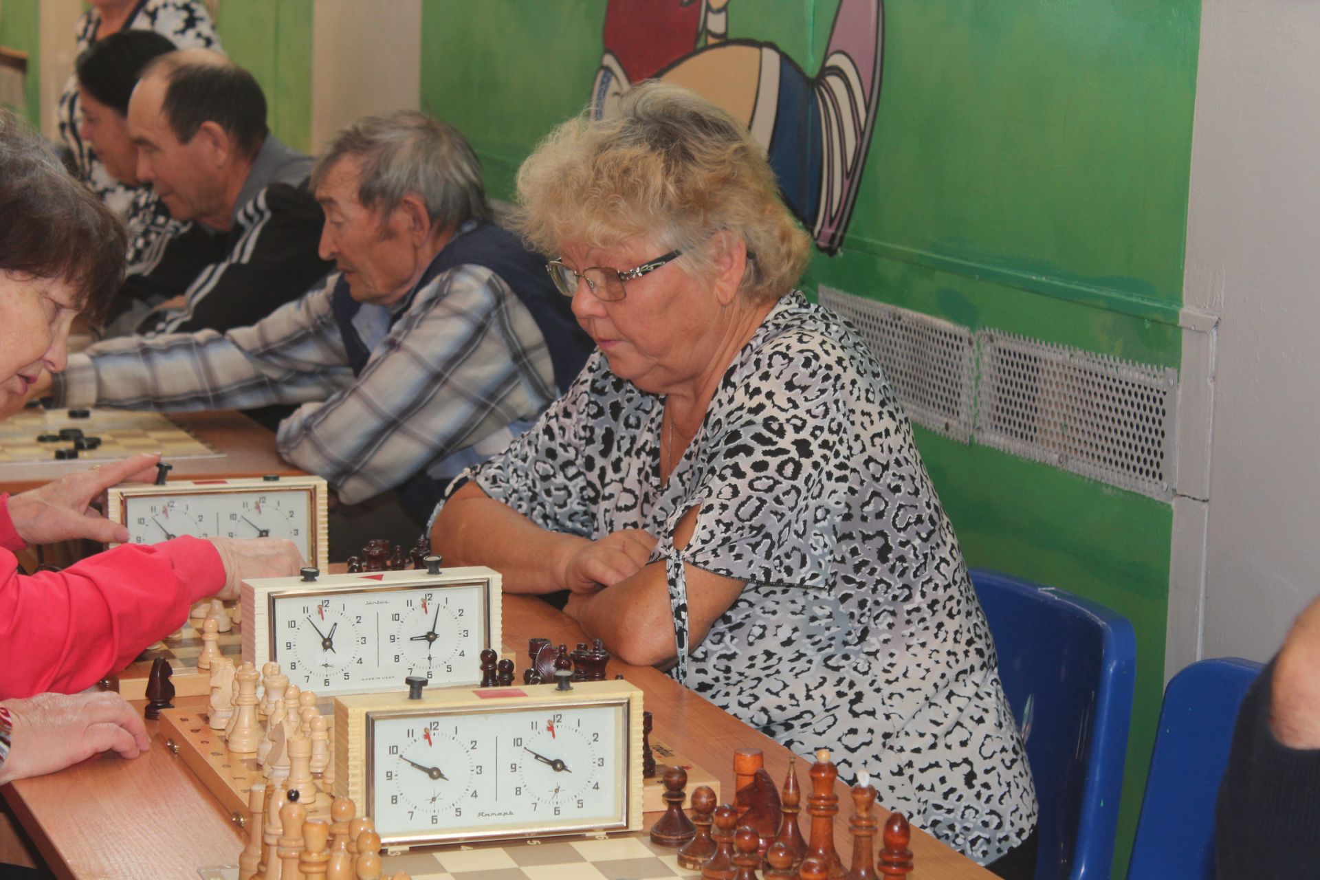 В Нурлате пожилые играют в шашки, шахматы, теннис, соревнуются в армрестлинге
