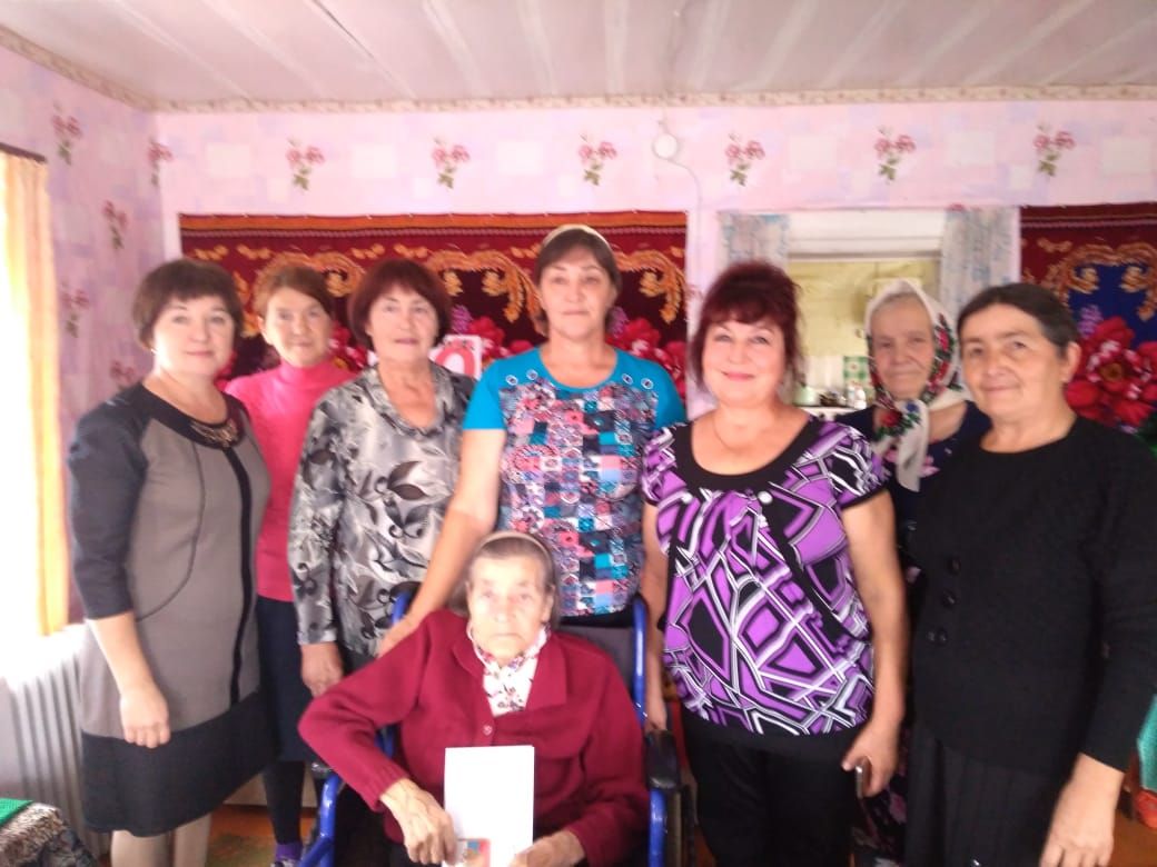 В Нурлатском районе поздравили ветерана педагогического труда