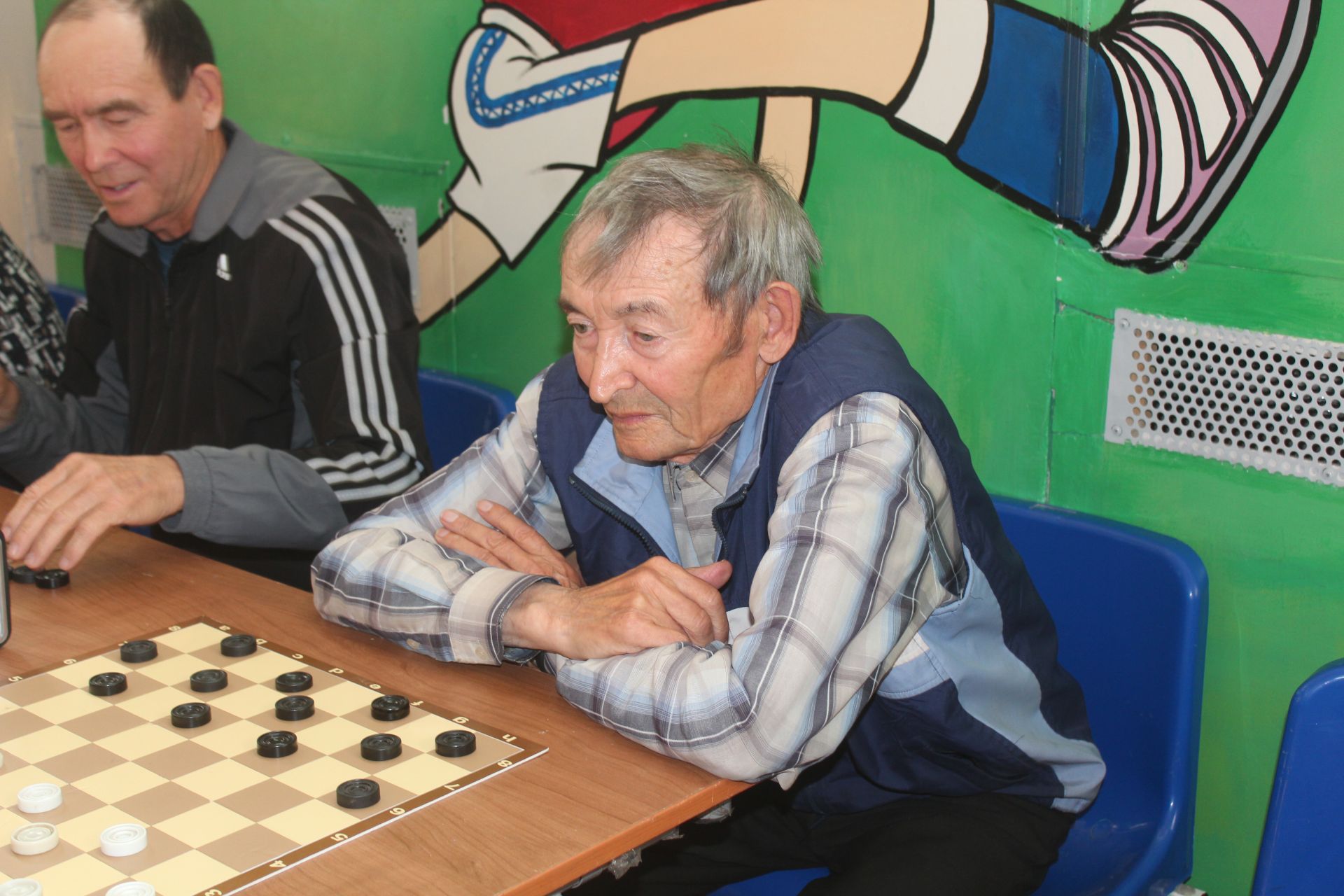 В Нурлате пожилые играют в шашки, шахматы, теннис, соревнуются в армрестлинге