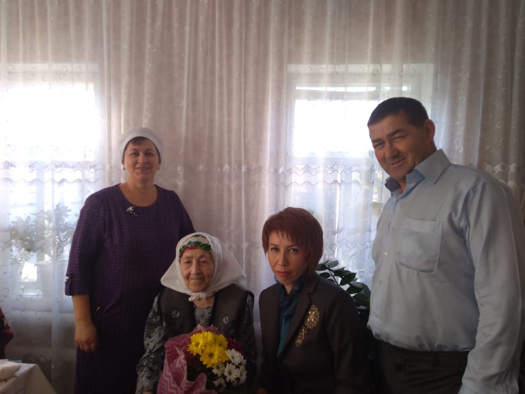 В Нурлатском районе поздравили труженицу тыла с 90-летием