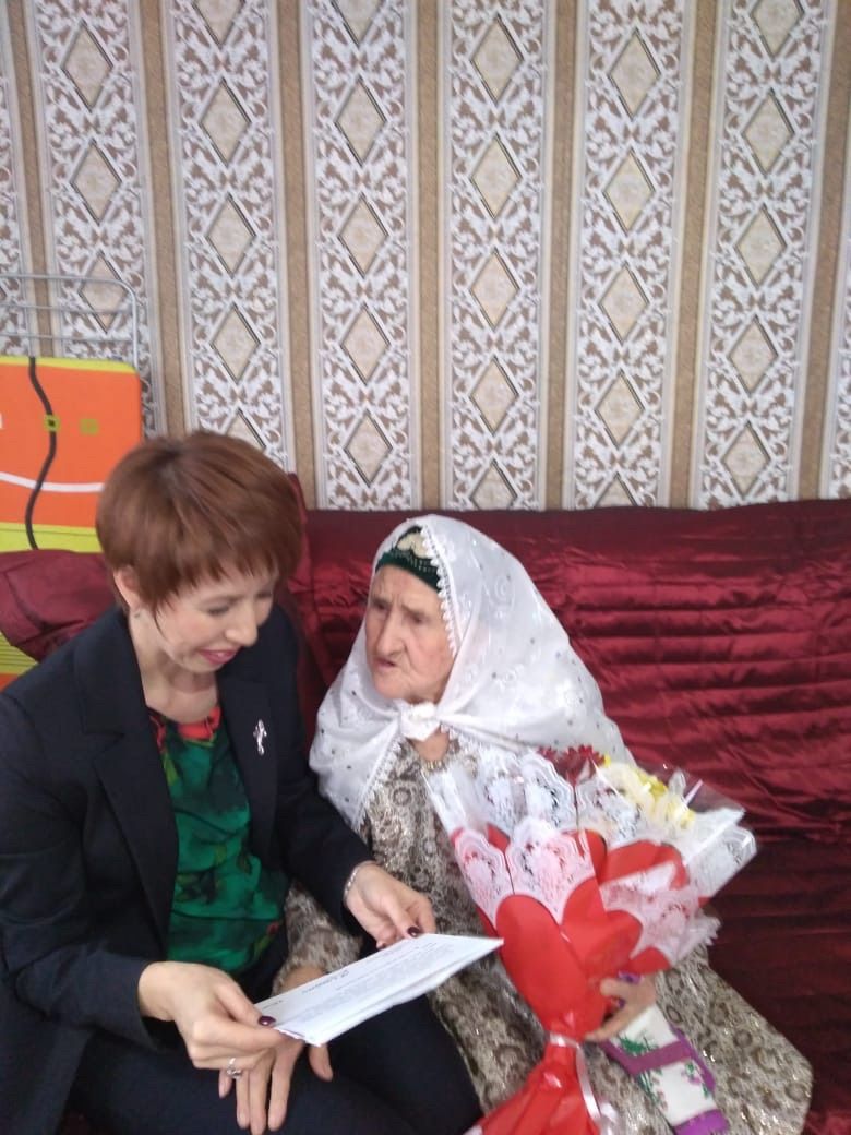В Нурлате поздравили многодетную маму с 90-летием