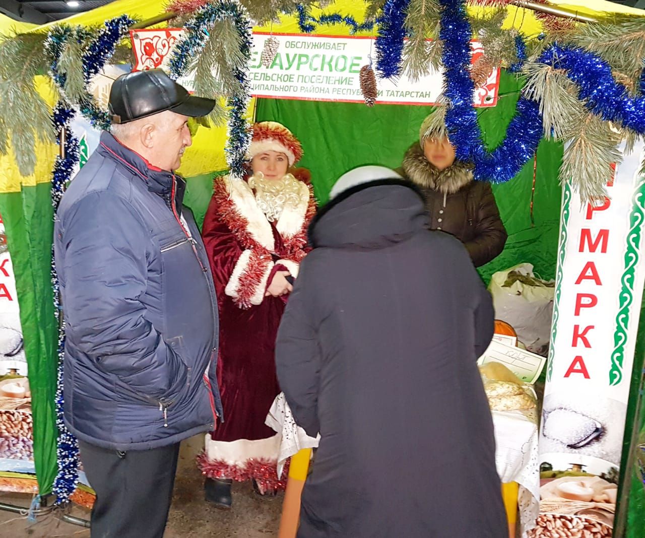Нурлатцы принимают участие в предновогодней праздничной ярмарке в столице республики