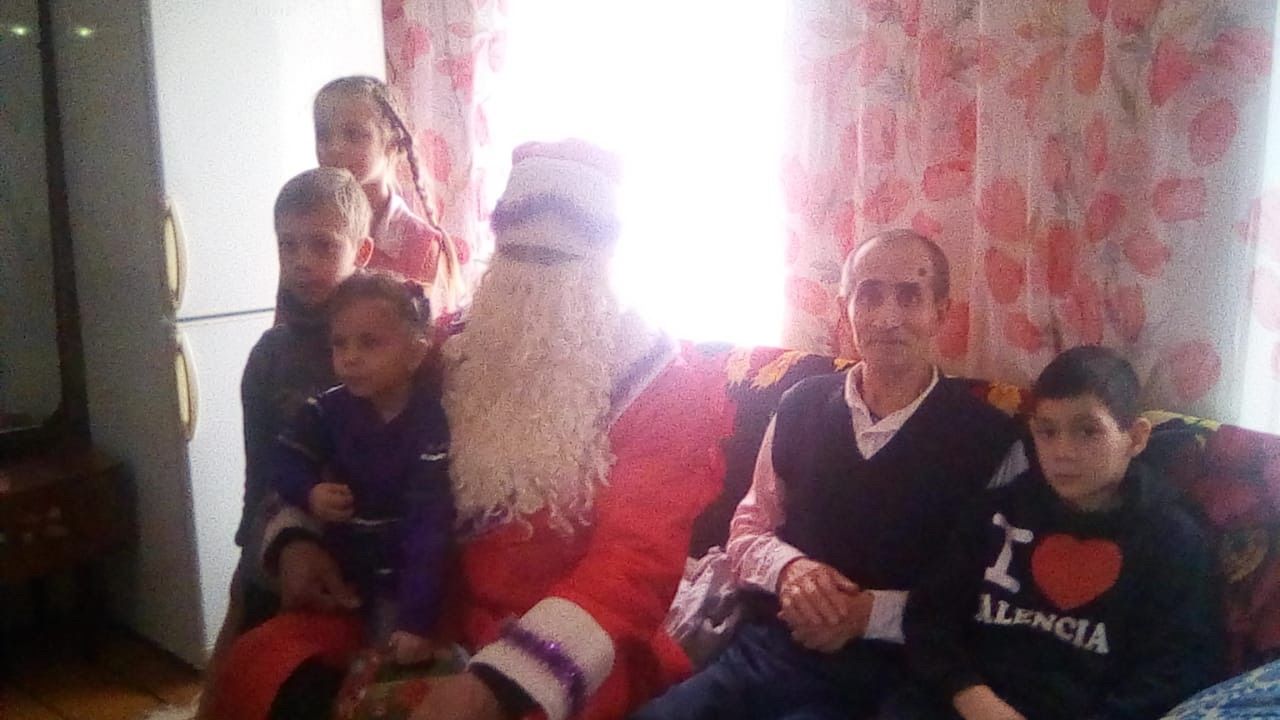 В Староальметьевском сельском поселении детям подарки от депутата раздал Дед Мороз