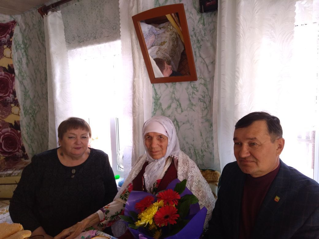 Жительницу Нурлатского района поздравили с 90-летием
