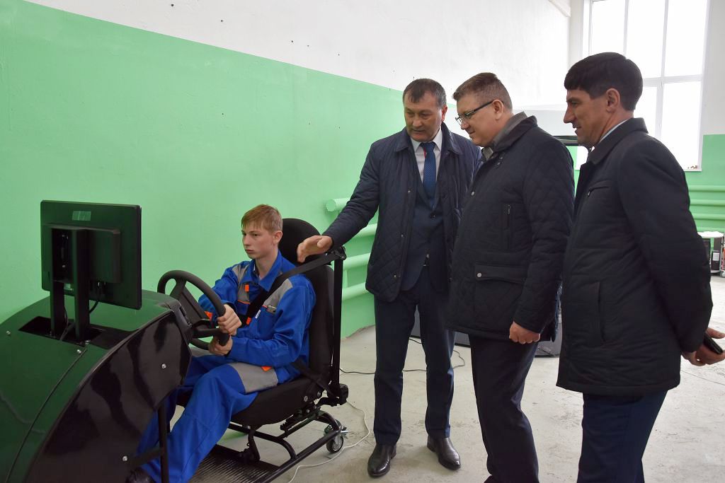 Руководитель исполнительного комитета района посетил объекты образования и спорта