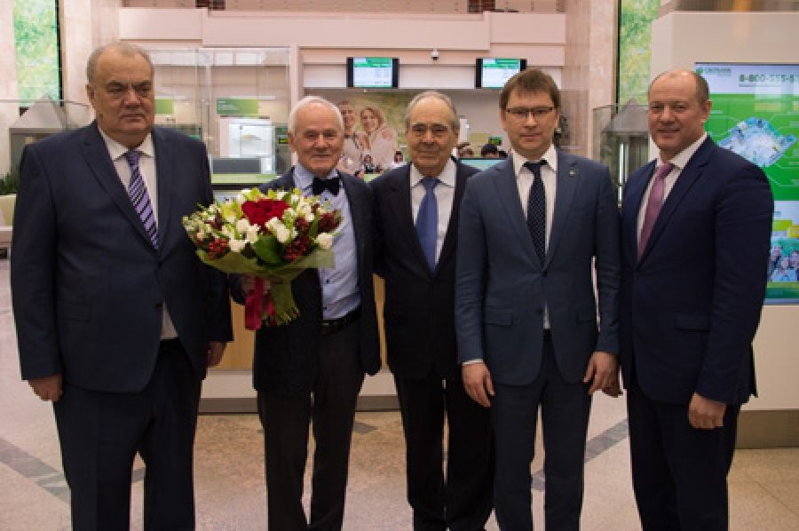 Бывшего управляющего Сбербанком в Татарстане Геннадия Захарова поздравили с 80-летним юбилеем
