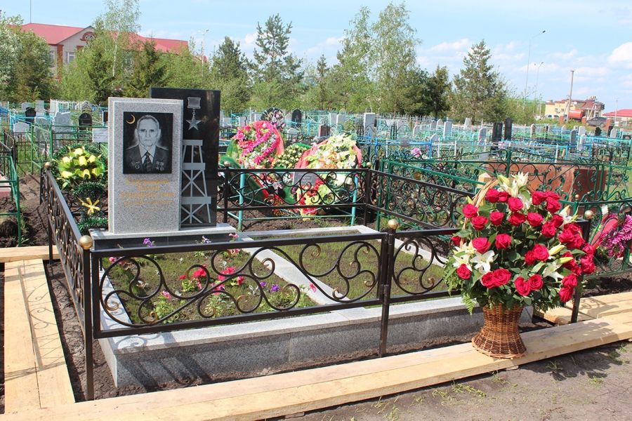  Нурлатские нефтяники установили  памятник на могиле Заки Тимерзянова