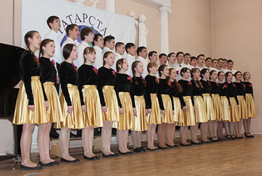 Нурлатские студенты поют в хоре