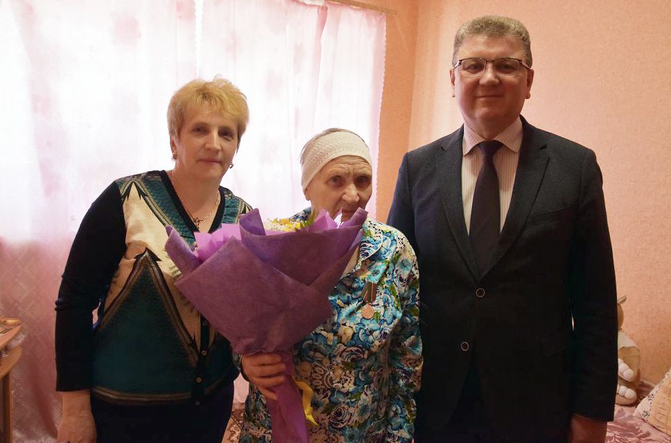 Руководитель исполкома Нурлатского района вручил медаль «За доблестный труд» бывшей узнице
