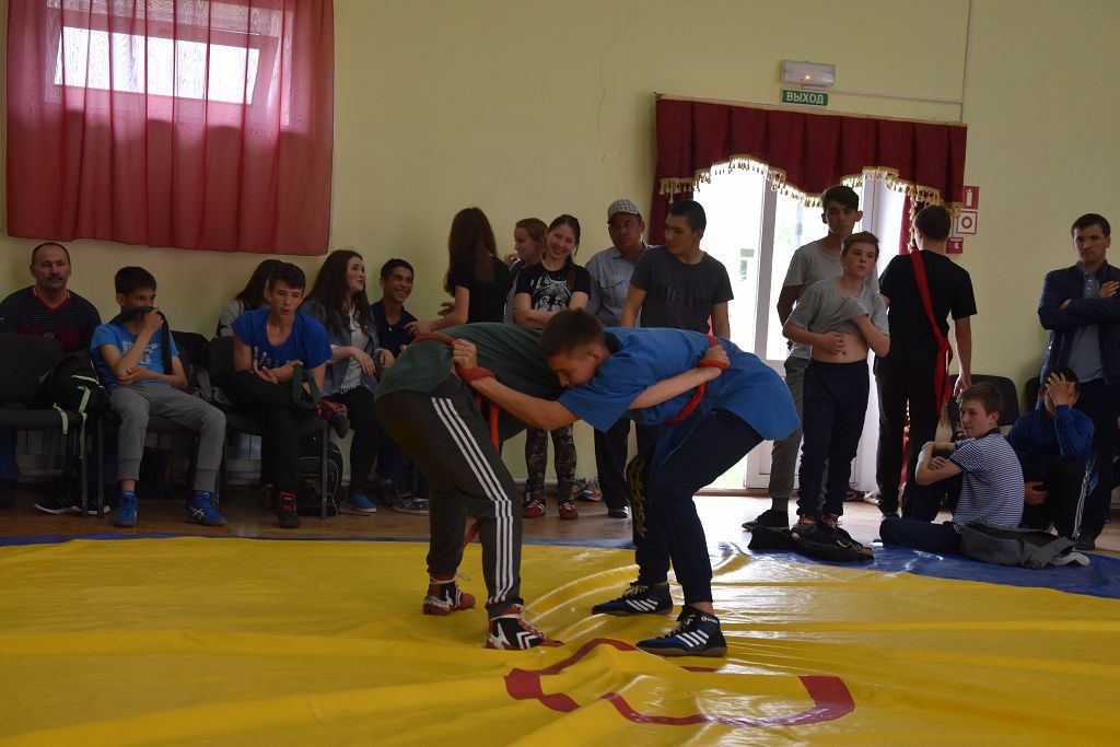 В Нурлатском районе в 24-й раз прошли соревнования по борьбе на приз заслуженного механизатора РТ Сабира Хабибуллина