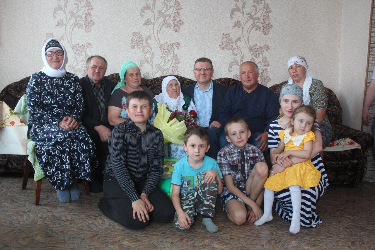 Руководитель исполкома района Алмаз Ахметшин поздравил жительницу деревни Светлое Озеро с 90-летием