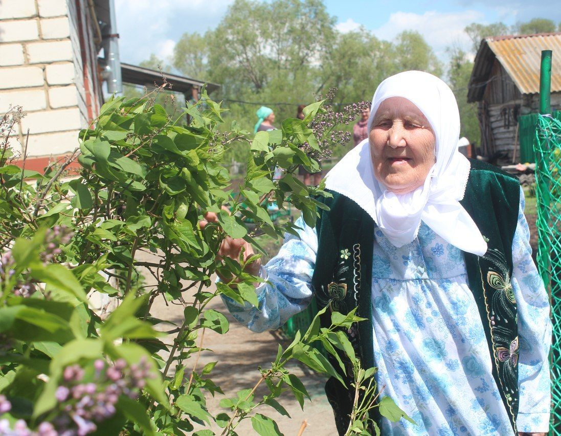 Руководитель исполкома района Алмаз Ахметшин поздравил жительницу деревни Светлое Озеро с 90-летием