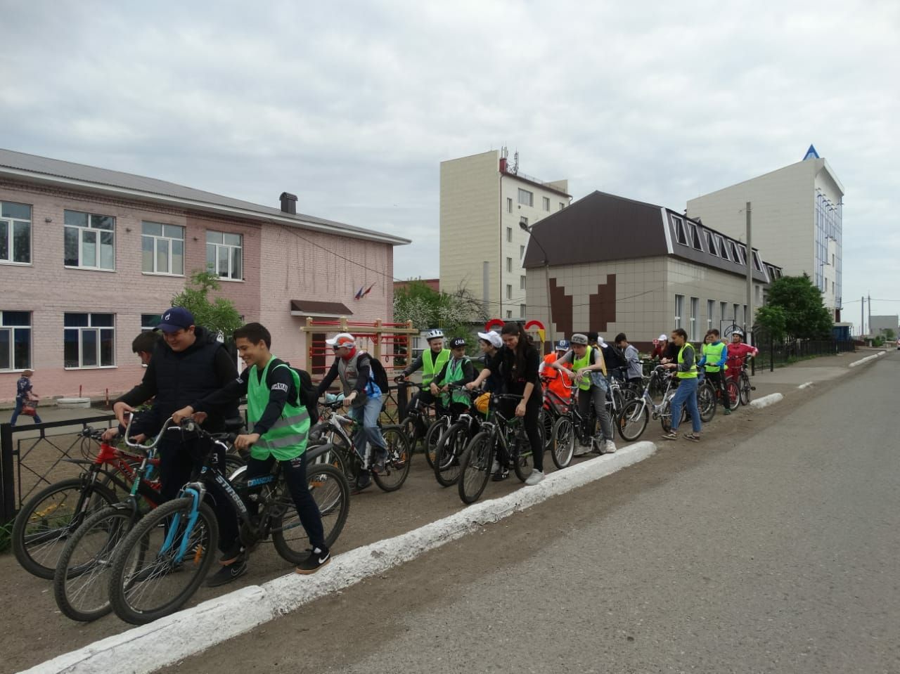 Учащиеся 7Б класса Нурлатской школы №1 организовали велопробег