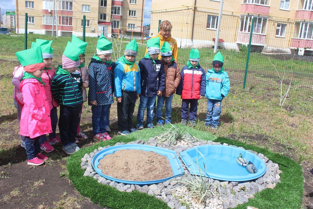 В Нурлатском детском саду «Буратино» детей старших групп приняли в эколят-дошколят