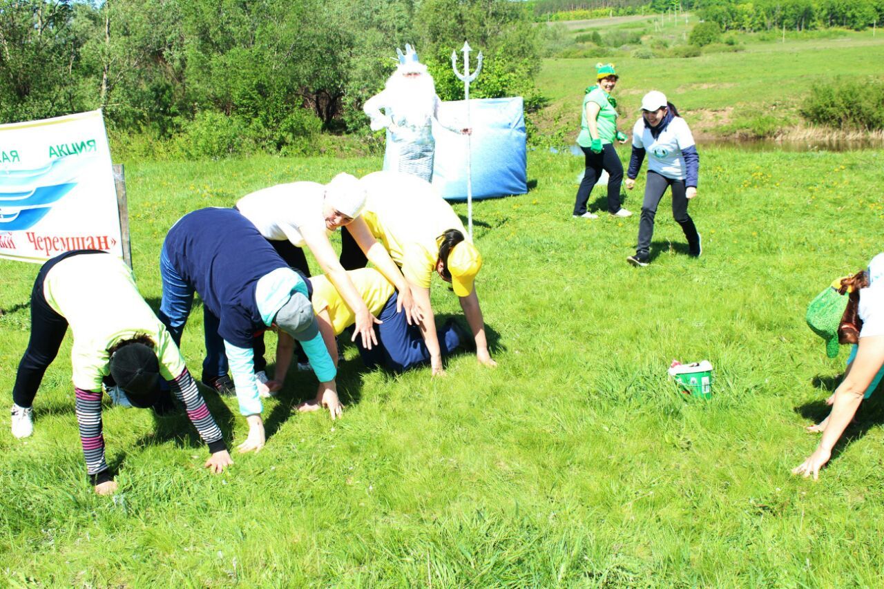 Сотрудники  детского сада «Сказка» города Нурлат во время экологической акции собрали 40 мешков мусора