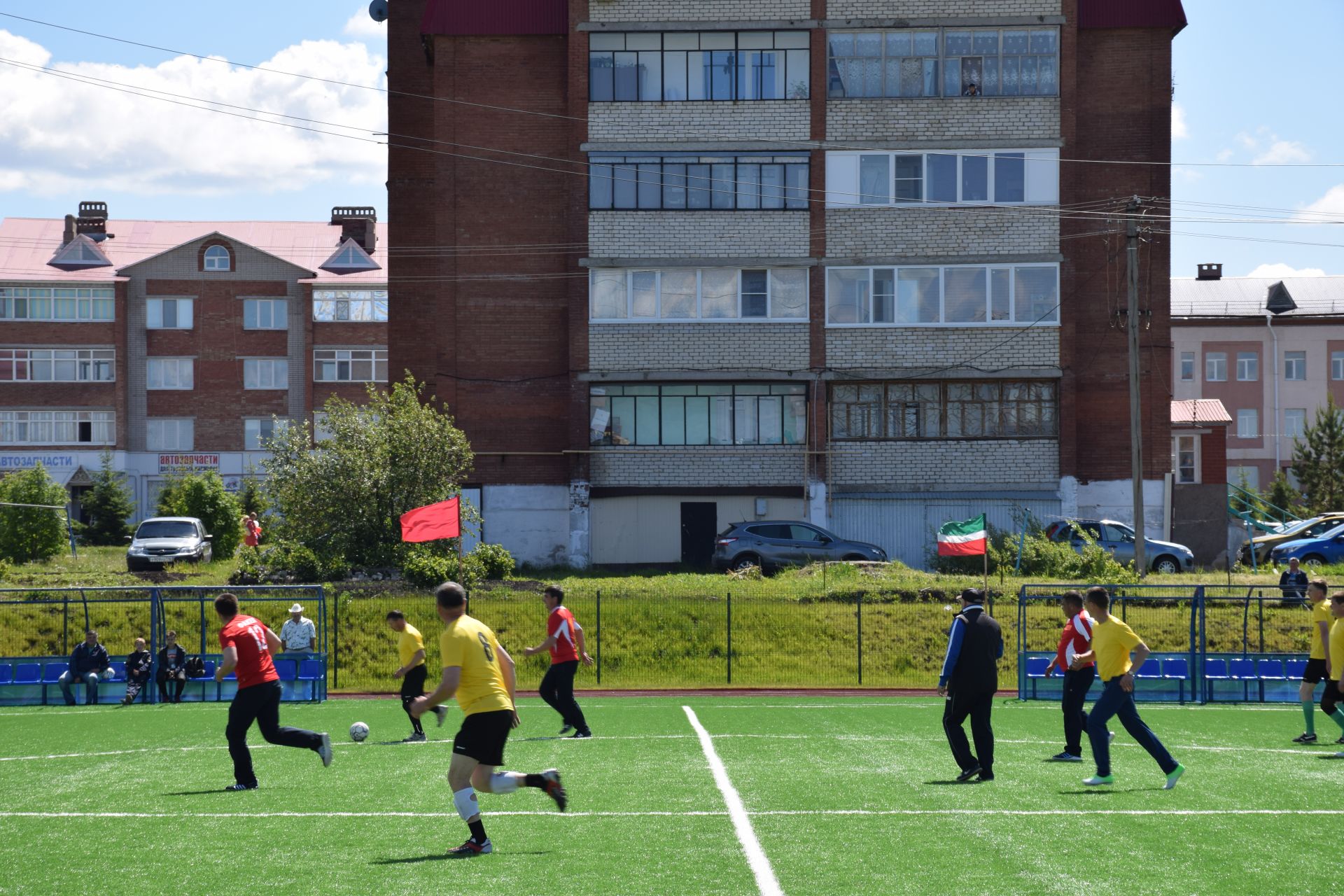 В честь Дня России на городском стадионе состоялся товарищеский футбольный матч