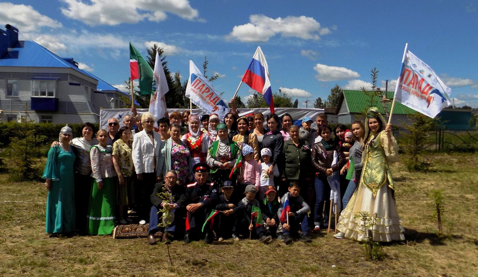 В Нурлате жители дружного дома День России отметили большим праздничным концертом