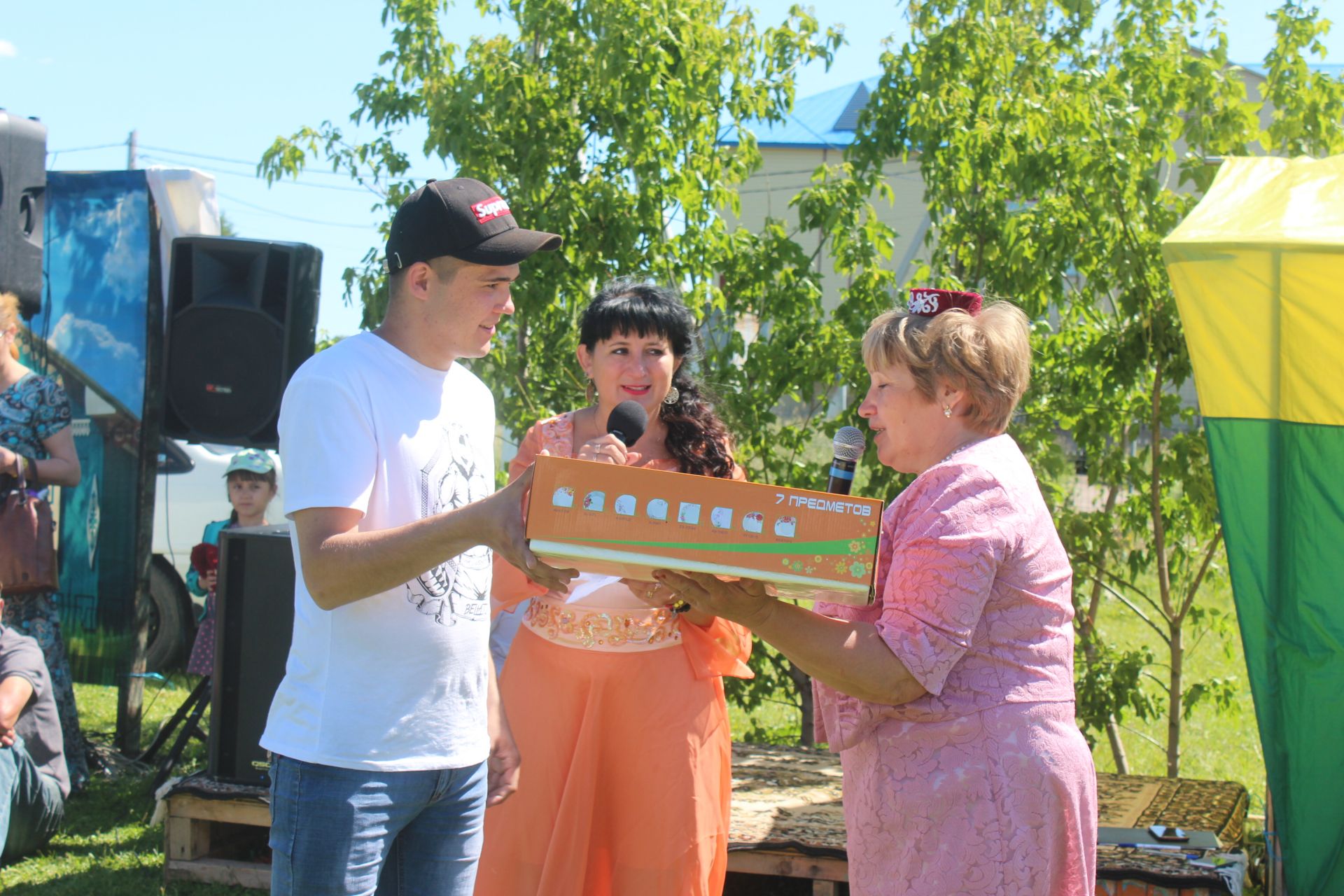 На Сабантуе деревни Бикулово всех детей угощали мороженым, а перед сельчанами выступили артисты из Казани