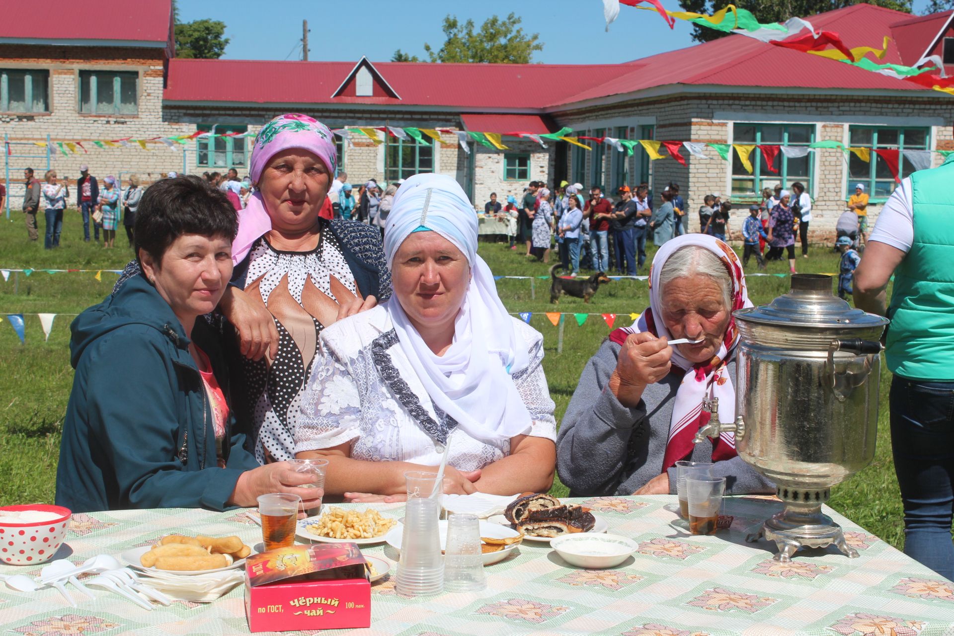 На Сабантуе деревни Бикулово всех детей угощали мороженым, а перед сельчанами выступили артисты из Казани