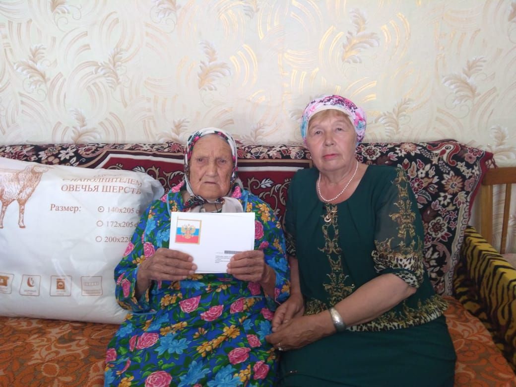 Жительницу Нурлата поздравили с 90-летием