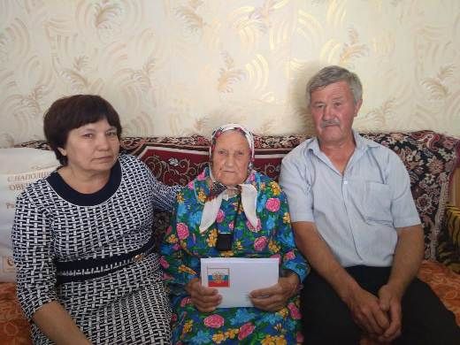 Жительницу Нурлата поздравили с 90-летием