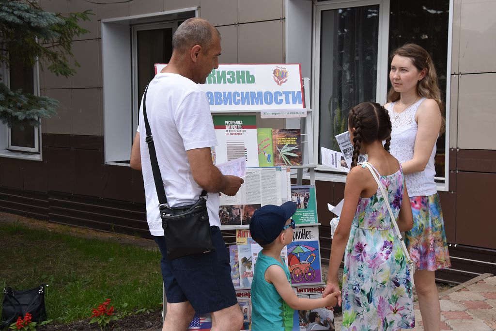 Нурлатская межпоселенческая центральная библиотека организовала тематическую выставку на улице