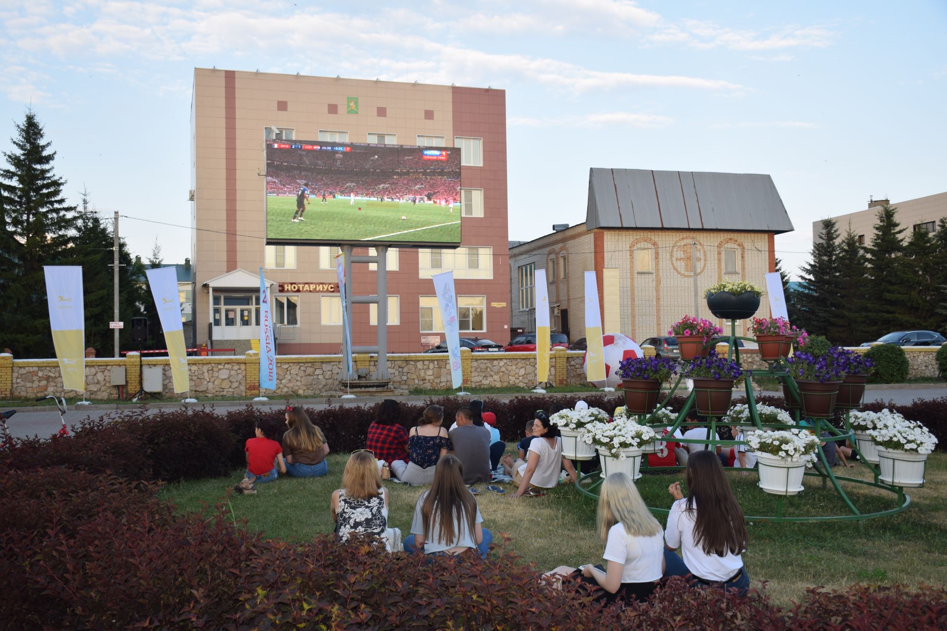 Финальный матч чемпионата мира по футболу нурлатцы смотрят в фан-зоне