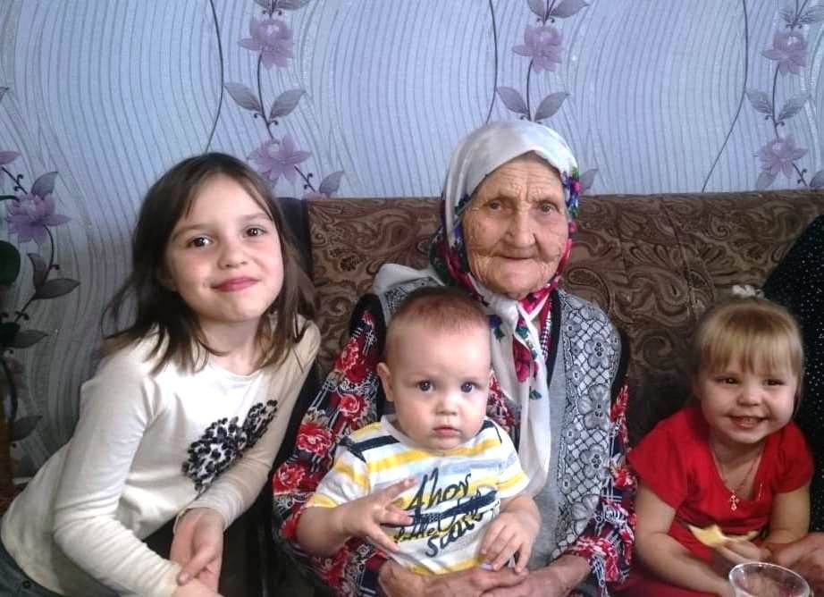Фотоконкурс "В гостях у бабушки": Есения Иванова и ее прабабушка