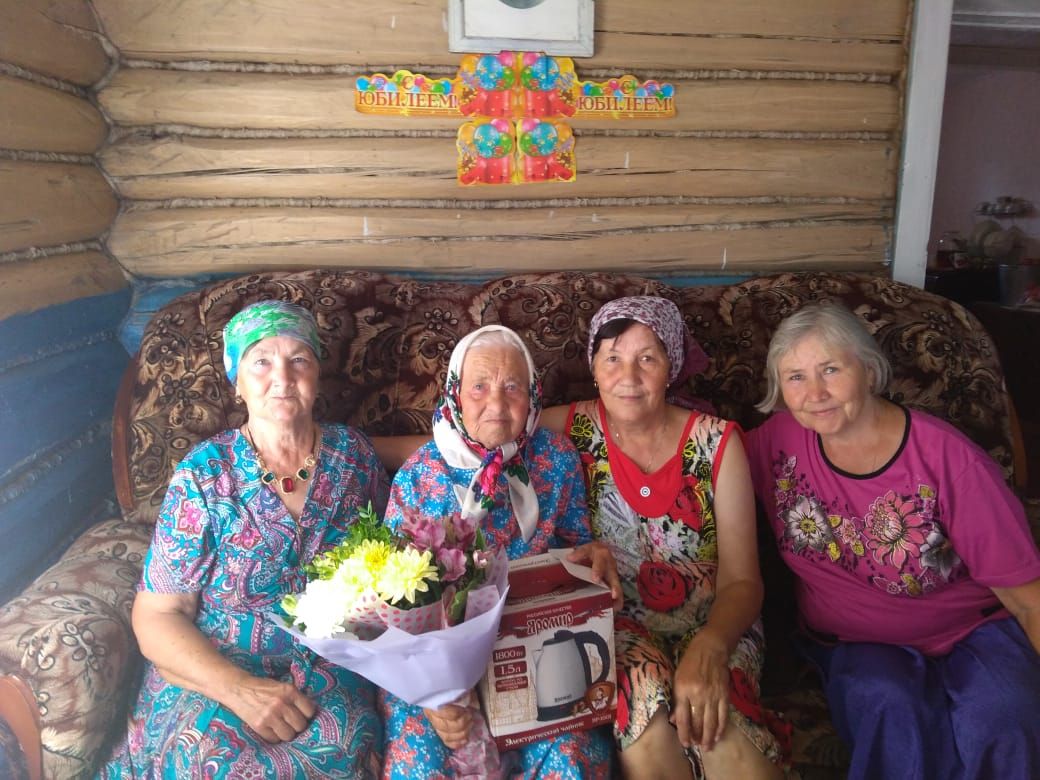 В Нурлатском районе поздравили юбиляршу с 90-летием