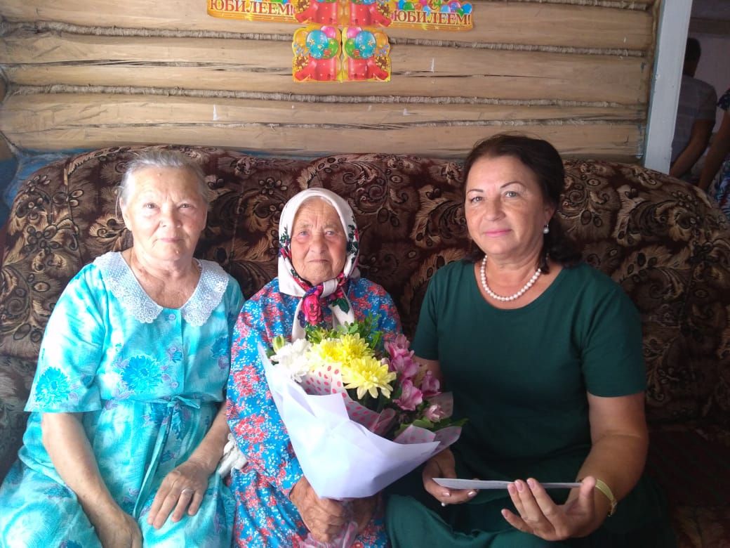 В Нурлатском районе поздравили юбиляршу с 90-летием