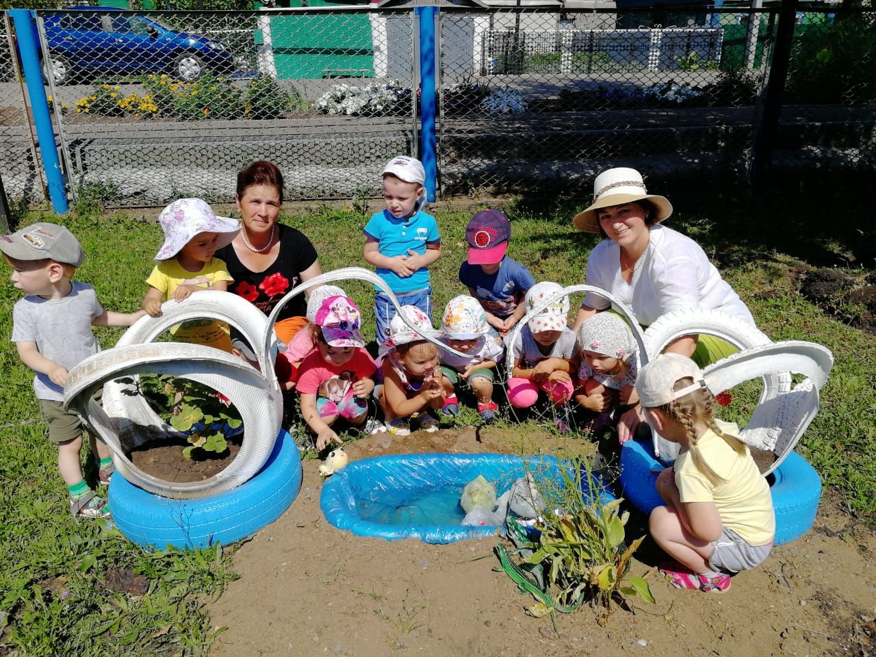 В детском саду «Колосок» города Нурлат расположились красочные цветники и площадки