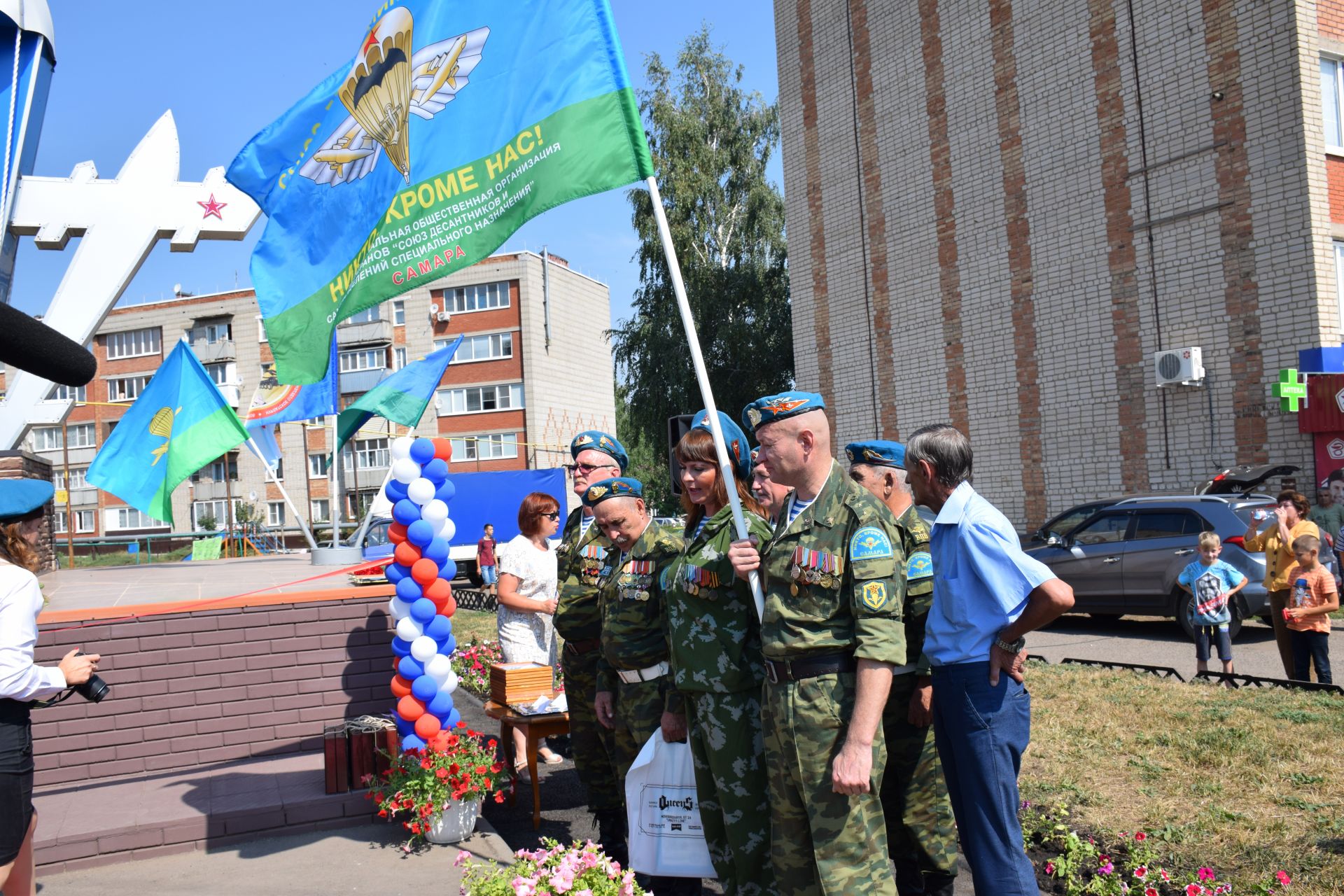 В Нурлате торжественно открыли памятник десантникам