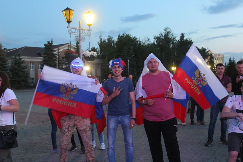 Нурлатцы  болеют за Россию  в фан-зоне Нурлата