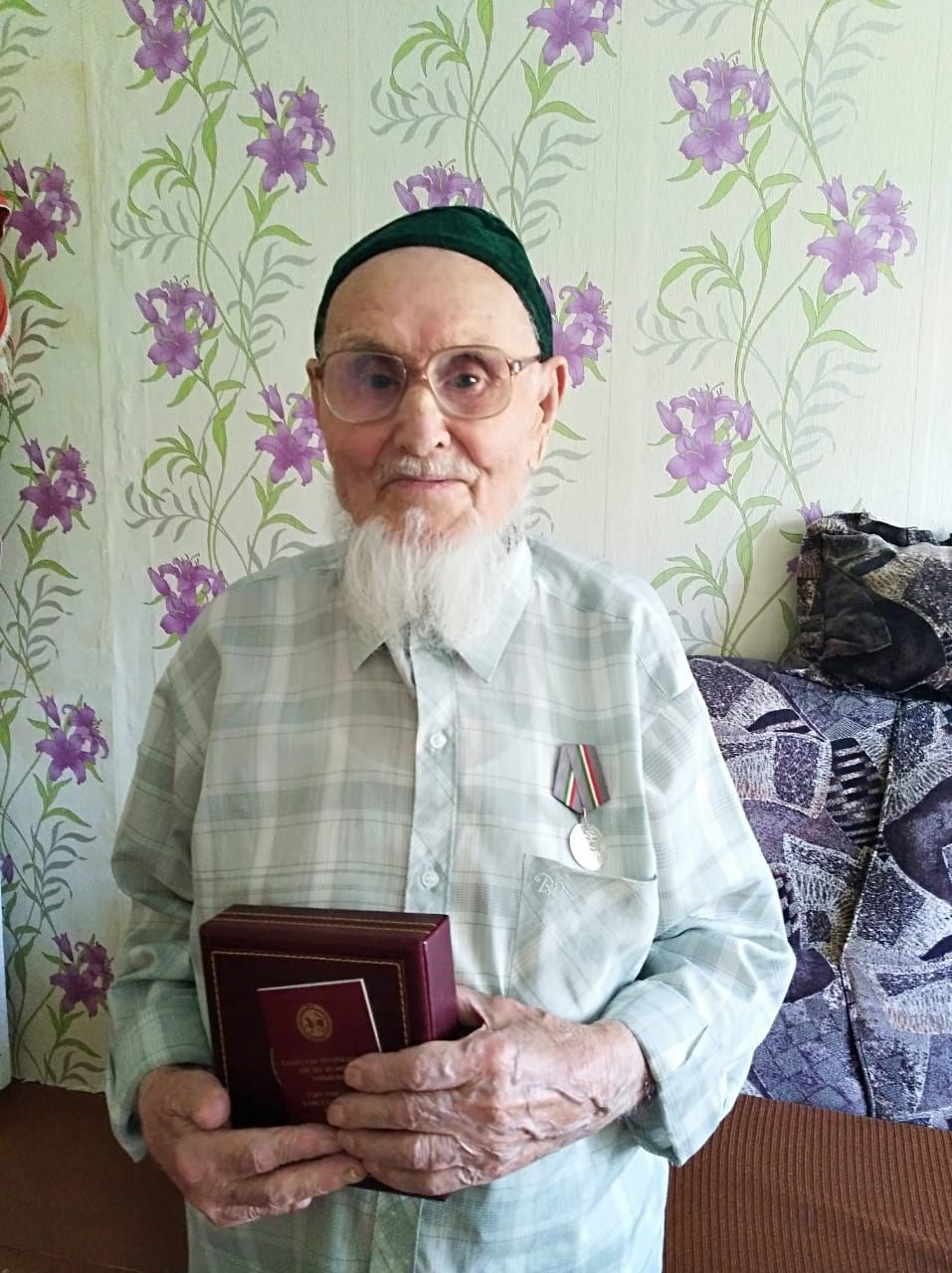 Медали «За доблестный труд» вручают нурлатским ветеранам Великой Отечественной войны
