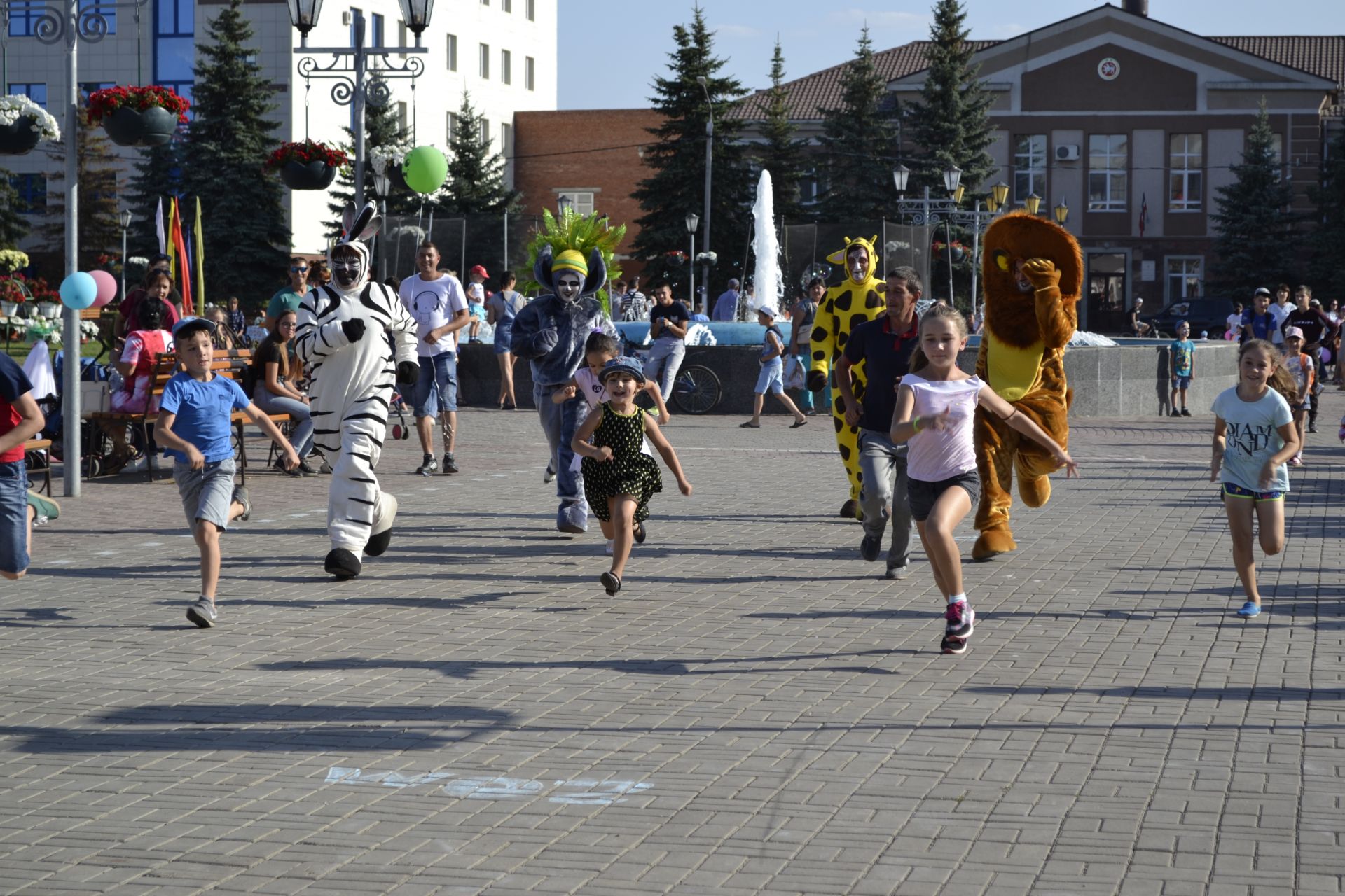 В Нурлате в рамках празднования Дня Республики Татарстан и Дня города прошел конкурс «Забег на шпильках»