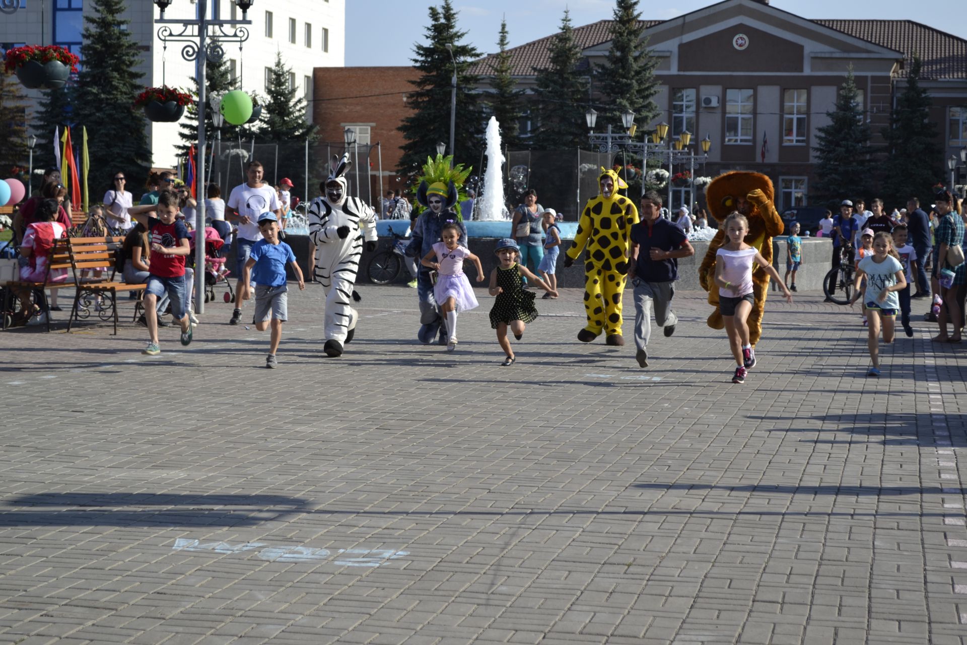 В Нурлате в рамках празднования Дня Республики Татарстан и Дня города прошел конкурс «Забег на шпильках»