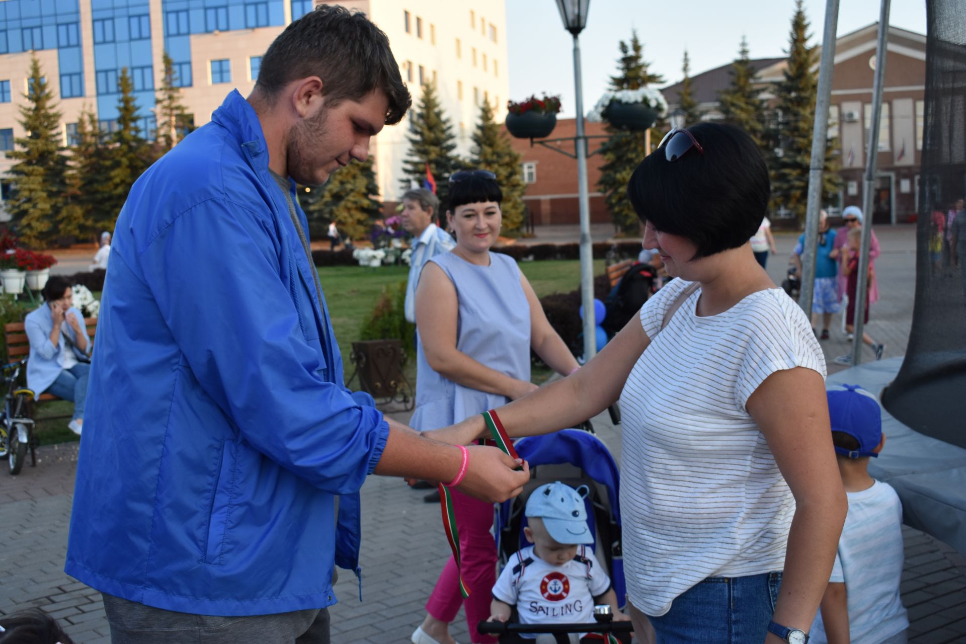 Активисты "Молодой Гвардии"  и Центра "Форпост" присоединились к празднованию Дня Республики Татарстан и ко Дню города Нурлат